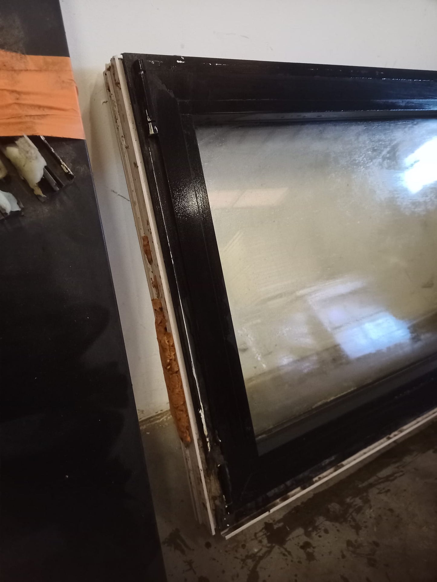 Raam - ALU - Zwart - Kipstand + Vensterbank en zonnewering 132x75